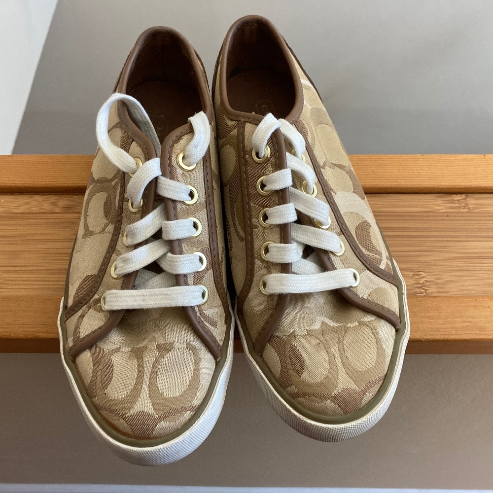 Coach Dee Sneaker Optic C Logo Gold color Size 5 pre- owned